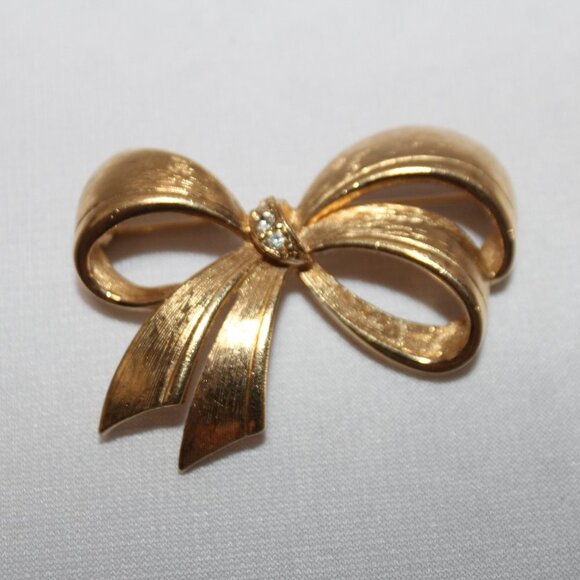 Avon Jewelry - Vintage Avon Gold Tone Rhinestone Brooch Pin Ribbon Bow